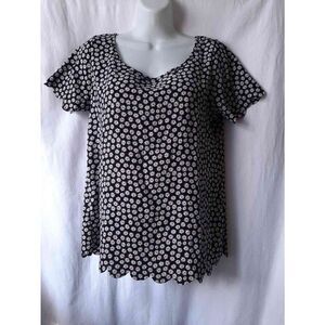 Jesse & J daisy floral sz small black blouse